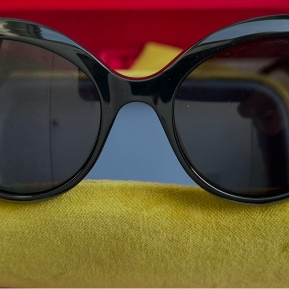 Gucci Black Sunglasses with Gold Logo - Picture 3 of 5